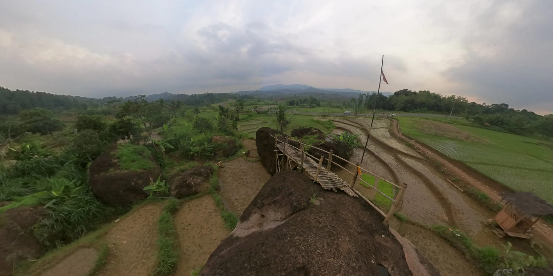 Gambar Batu Ciagung - Destinasi Wisata Sumedang